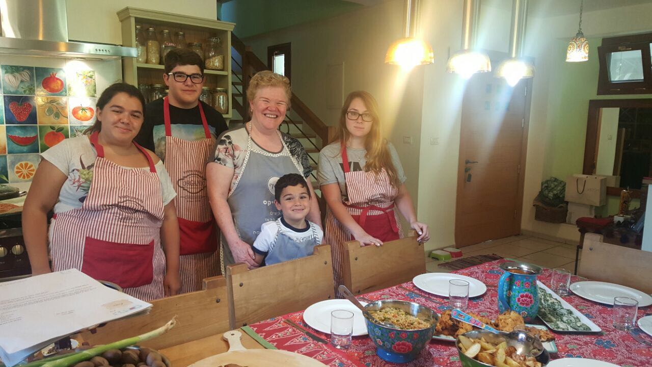 משפחת דרור, עם האם, שניה מימין (צילום: אלבום משפחתי)